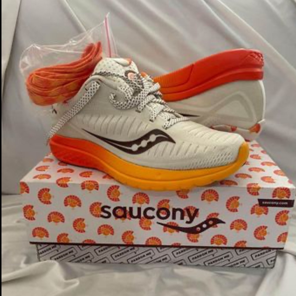 Brand new saucony tennis shoes size 5 super cool Kinvara 10 cream / orange
